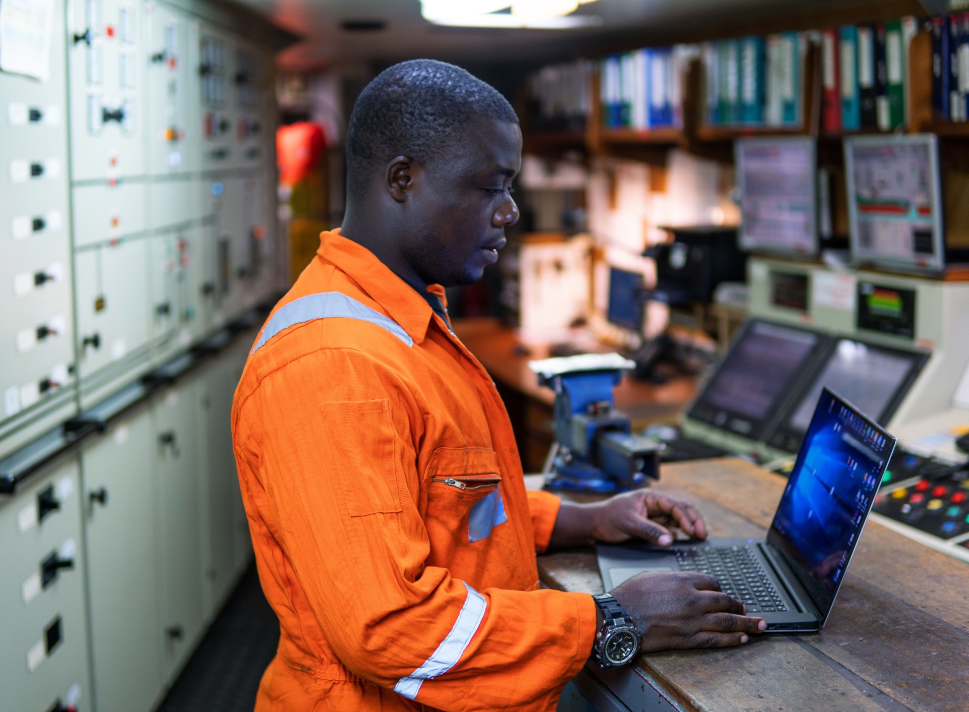 Oficial de engenheiro marinho que trabalha no quarto de motor