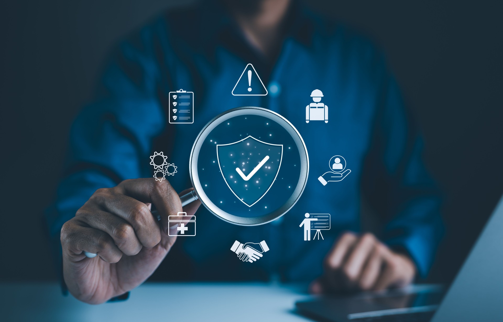 Conceito de segurança e conformidade no trabalho. Empresário segurando lupa com ícones segurança no trabalho, conformidade, gerenciamento de riscos e eficiência operacional, enfatizando a importância dos padrões de segurança.